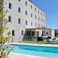 Extérieur et piscine du Brit Hotel Martigues