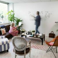 Salle 9 en disposition workshop/salon avec vue sur jardin et plantes