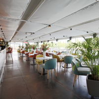 Salle principale de l'Aqua Restaurant
