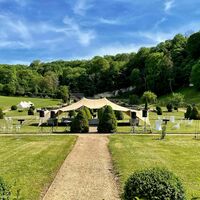 Le  jardin à la française et sa tente cocktail