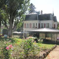 Vue de la villa, façade jardin.