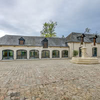Terrasse côté cour pavée et fontaine