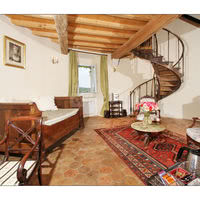 Chambre Louis XIV montée escalier vers mezzanine.