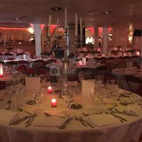 Installation diner assis en tables ronde