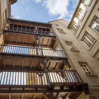 Cour Charlemagne devant la salle de réunion