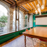 Salle avec écran baissé