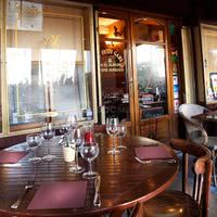La terrasse sous les arcades restaurant au petit gari