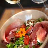 Salade aux petites merveilles du chef restaurant au petit gari