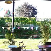 Terrasse bois ouverte sur jardin été