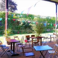 Terrasse bois ouverte sur jardin été