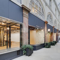 Espace Cinko Grande vitrine avec store amovible sur passage