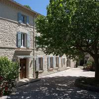 L'entrée de l'hôtel