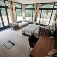 Une chambre d'hôtes très spacieuse et lumineuse qui vous offre une literie de qualité et un accès direct sur le jardin et la piscine