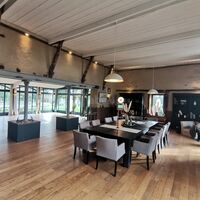 La grande salle de réception de la Villa de la Haute Forêt vous permettra de réunir jusqu'à 110 personnes grâce à ses 160m² : tables rondes ou rectangulaires et chaises seront à votre disposition