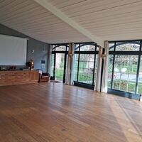 Une jolie salle pour vos séminaires, réunions professionnelles, journées d'études, avec une lumière traversante et une jolie vue sur le jardin et la piscine, dans un cadre somptueux