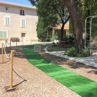L'arrivée des invités, chemin de gazon artificiel (facultatif)