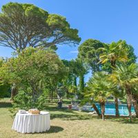 Préparation de soft dans le parc, la piscine avec surveillant de baignade