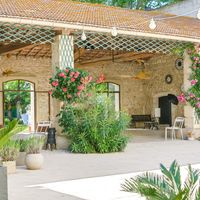 La terrasse et le préau pour le vin d'honneur ou le repas
