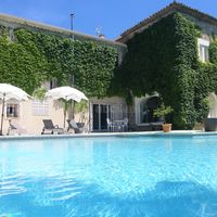 La piscine avec surveillant de baignade ou sécurisée