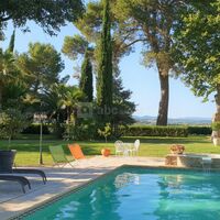 La piscine et le parc