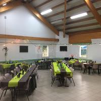 Grande salle avec tables
