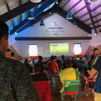 Grande salle avec vidéoprojecteur