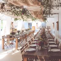 Salle de réception décorée pour un mariage