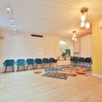 Salle avec jouets enfants