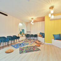 Salle avec jouets enfants