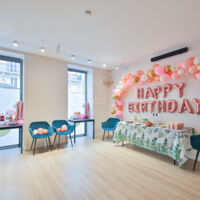 Salle avec décoration anniversaire enfant