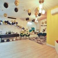 Salle avec décoration anniversaire adulte