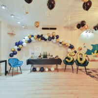 Salle avec décoration anniversaire adulte