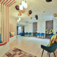 Salle avec décoration anniversaire adulte