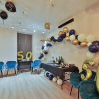 Salle avec décoration anniversaire adulte