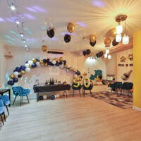 Salle avec décoration anniversaire adulte