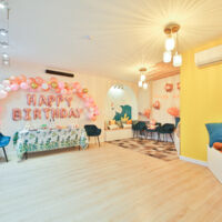 Salle avec décoration anniversaire enfant