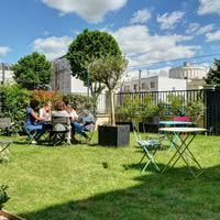 Discussion en plein air