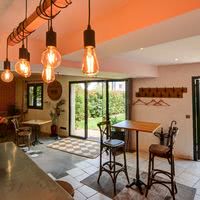 Le bar à l'entrée pour les pauses, donnant sur le jardin