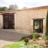 Salle aménagée dans une grange périgourdine