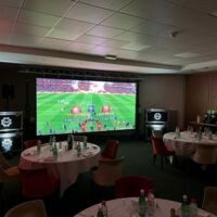 Diffusion sur granbd écran d'un match pour une équie de football de 1ère division