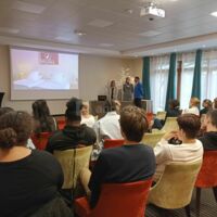Réunion en cours en format théatre