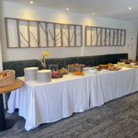 Mise en place d'un buffet dans notre restaurant pour un repas professionnel
