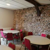 SALLE AVEC TABLES RONDES