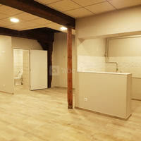 Salle avec vue sur cuisine et WC/Salle de bain (autre vue)