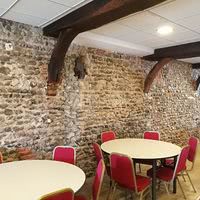 SALLE AVEC TABLES RONDES