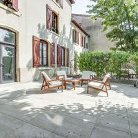 Cour de la résidence avec salon de jardin