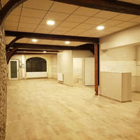 Salle avec vue sur cuisine et WC/Salle de bain