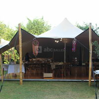 Parc extérieur avec tente aménagée