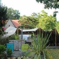 Parc extérieur avec tente aménagée