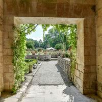 Vue sur les jardins à la française depuis le couloir parloir